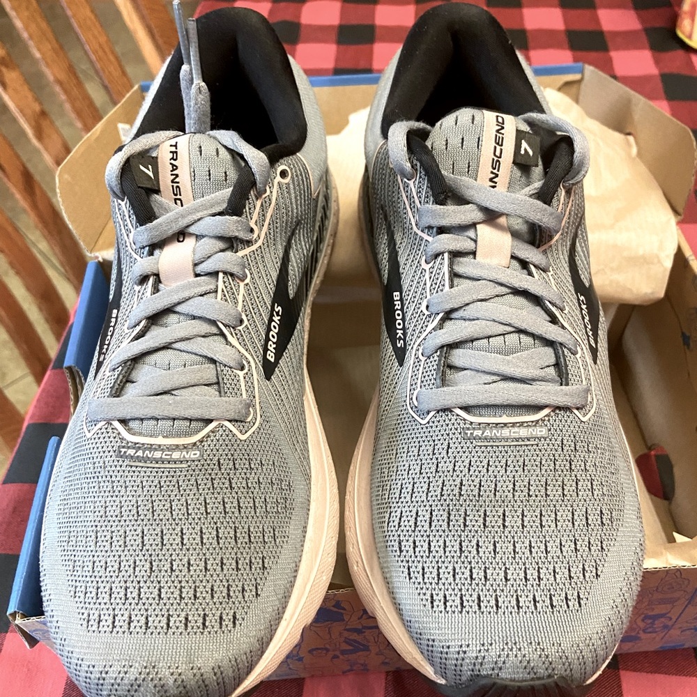Womens size 8.5 B - Brooks Transcend 7 Running Shoes.  Very nice shoes.